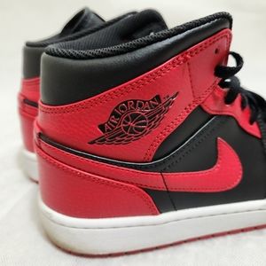 Air Jordan 1 Mid "Banned"